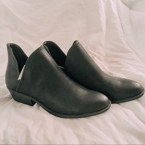 Universal Thread 9.5 Women’s Bootie! NWT!